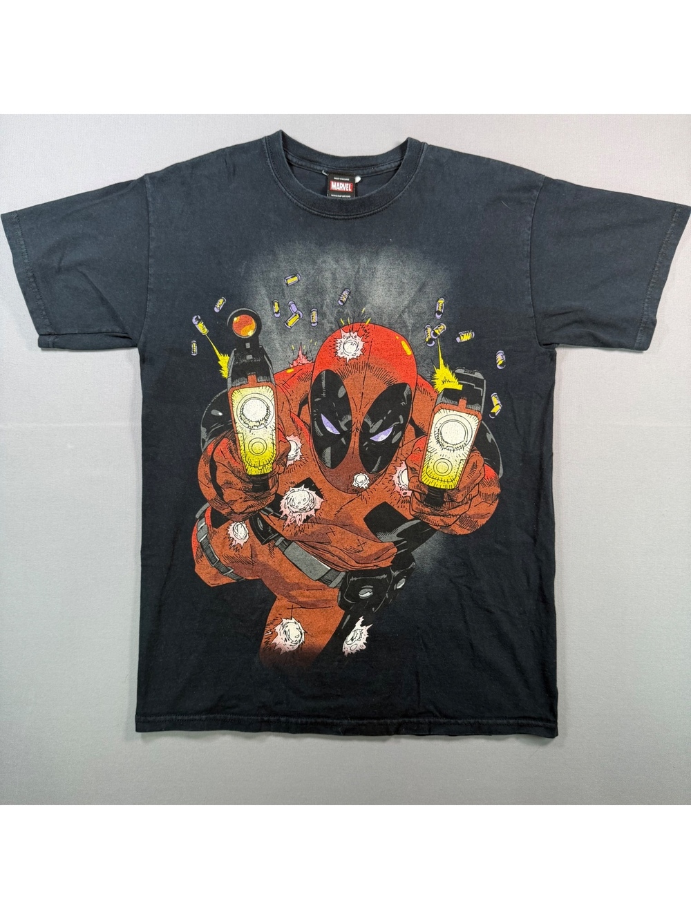 VTG Y2K Marvel Deadpool Shooting Dual Pistol Graphic Tee Mens M EUC Black